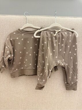 Gunamuna Cozy Taupe Baby Sweater Set with White Daisy Print